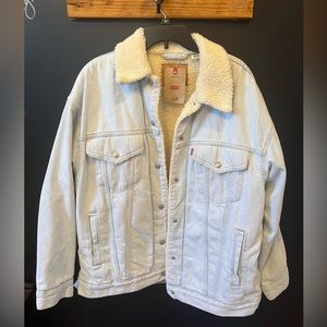 Levi’s NWT Sherpa Baggy Trucker Light Wash Jacket Large